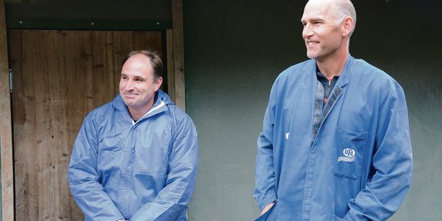 Beat Schwestermann (links) betrachtet erfreut die knapp 7000 Legehennen umfassende Herde von Thomas Münger.