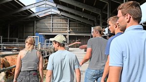 Wer in der Landwirts Wer in der Landwirtschaft vorwärtskommen will, tue gut daran, eine Weiterbildung in Angriff zu nehmen, wie diese jungen Leute hier, die eine Höhere Fachschule besuchen.