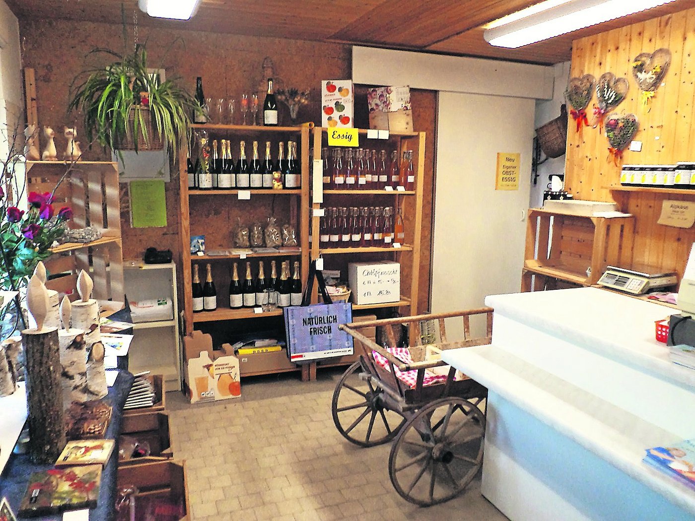 <p class="Bildlegende_Bildlegende_x05">Das Buurelädeli von Markus Müller in Bonstetten ZH. Leider wird ihm der Neubau einer Feldscheune als Verarbeitungsraum nicht bewilligt, weil Direktvermarktung nicht zur SAK zähle. (Bild: zVg)</p>