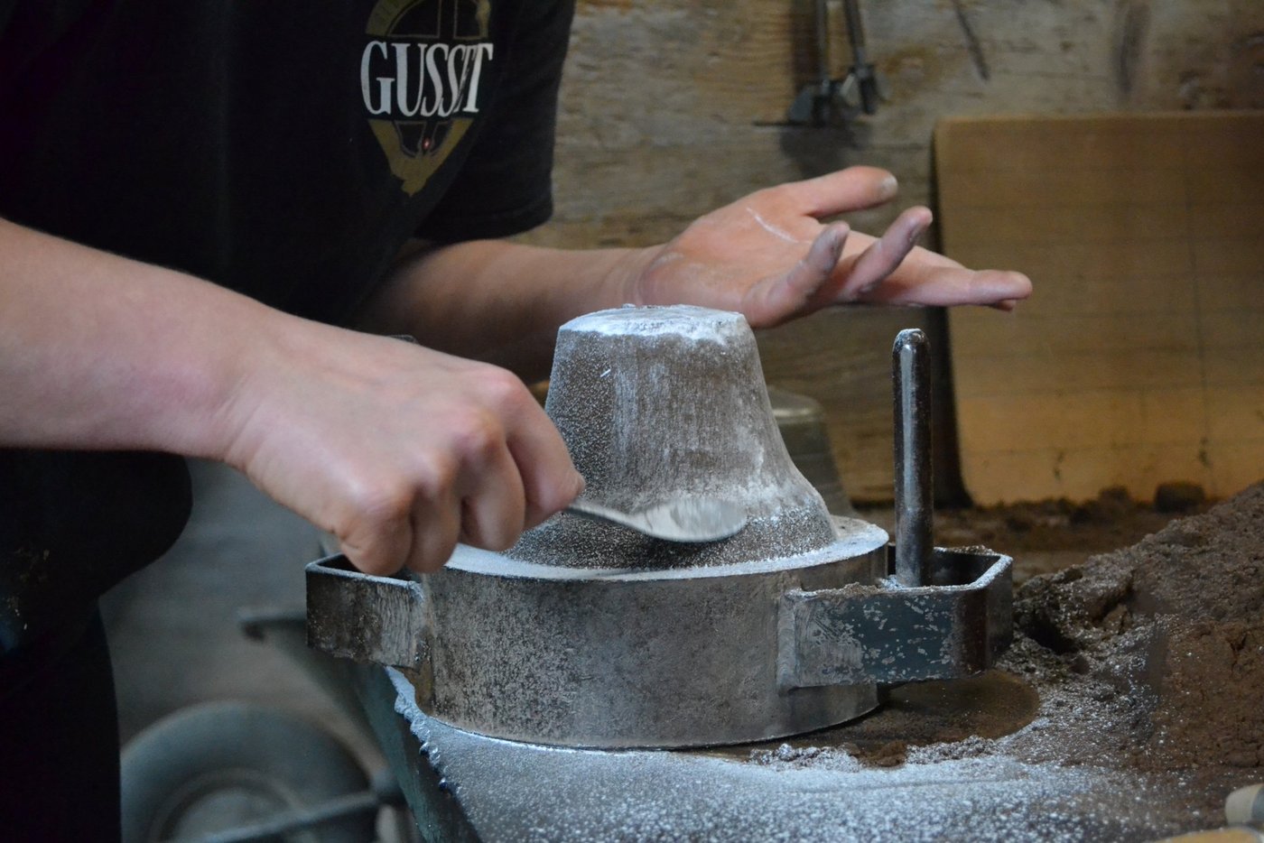 Vorsichtige und präzise Bewegungen sind gefragt, bei der Herstellung von Glocken. (Bild BauernZeitung/Sera J. Hostettler)