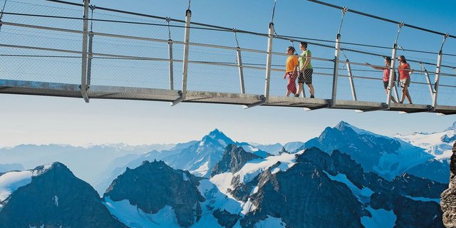 Spektakuläre Hängebrücke: Der 100 Meter lange«Titlis Cliff Walk» auf 3041 Metern über Meer. Die Überquerung braucht allerdings etwas Überwindung.