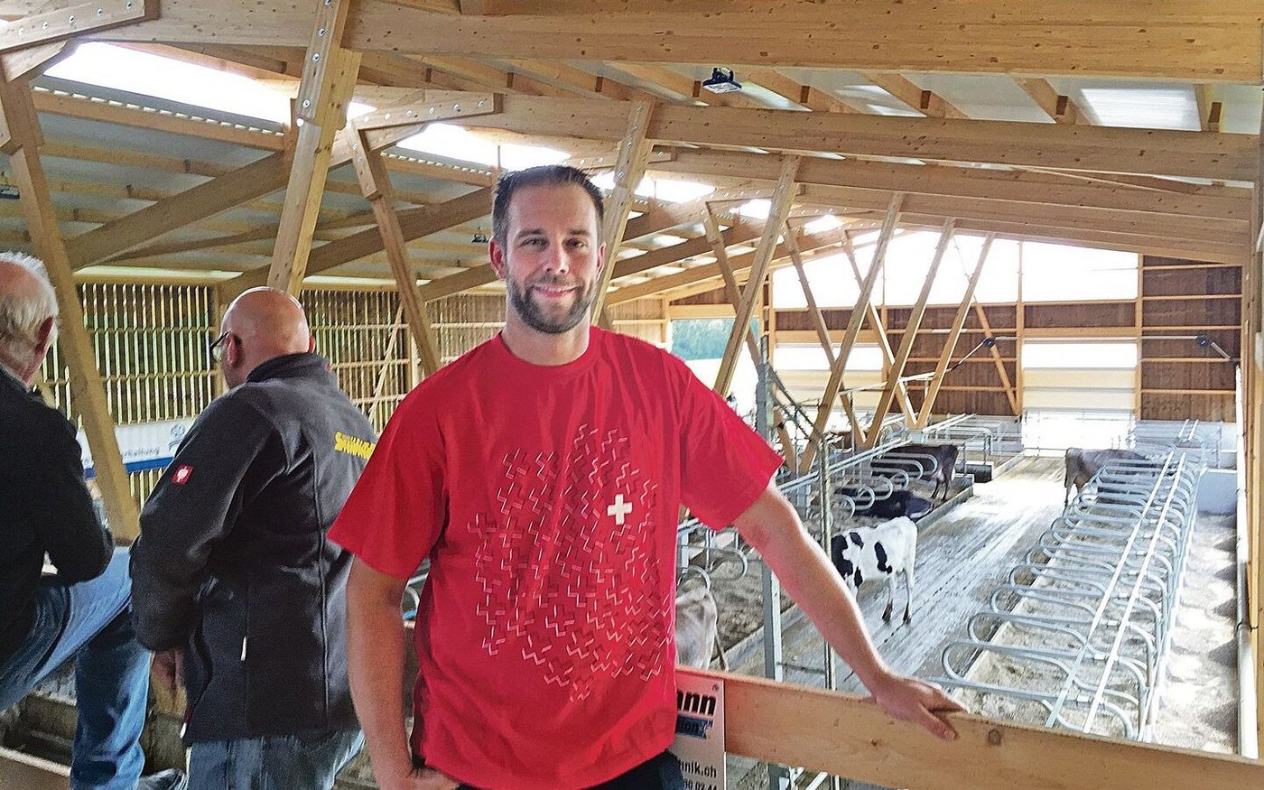 Pascal Brändle zeigte den neuen Stall und diskutierte mit den Besuchern über Tierwohl und Massentierhaltungs-Initiative.