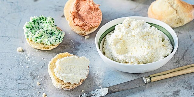 Selbst gemachter Frischkäse in drei Farb- und Geschmacksvarianten. 