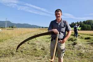Handmähen: Lorenz Wyssen schwingt die Sense wie kein Zweiter Lorenz Wyssen ist passionierter Handmäher. Sein Sportgerät ist die Sense. Im Vergleich zu einem herkömmlichen Modell ist das Schwert länger und der Stiel kürzer. (Bilder jw)