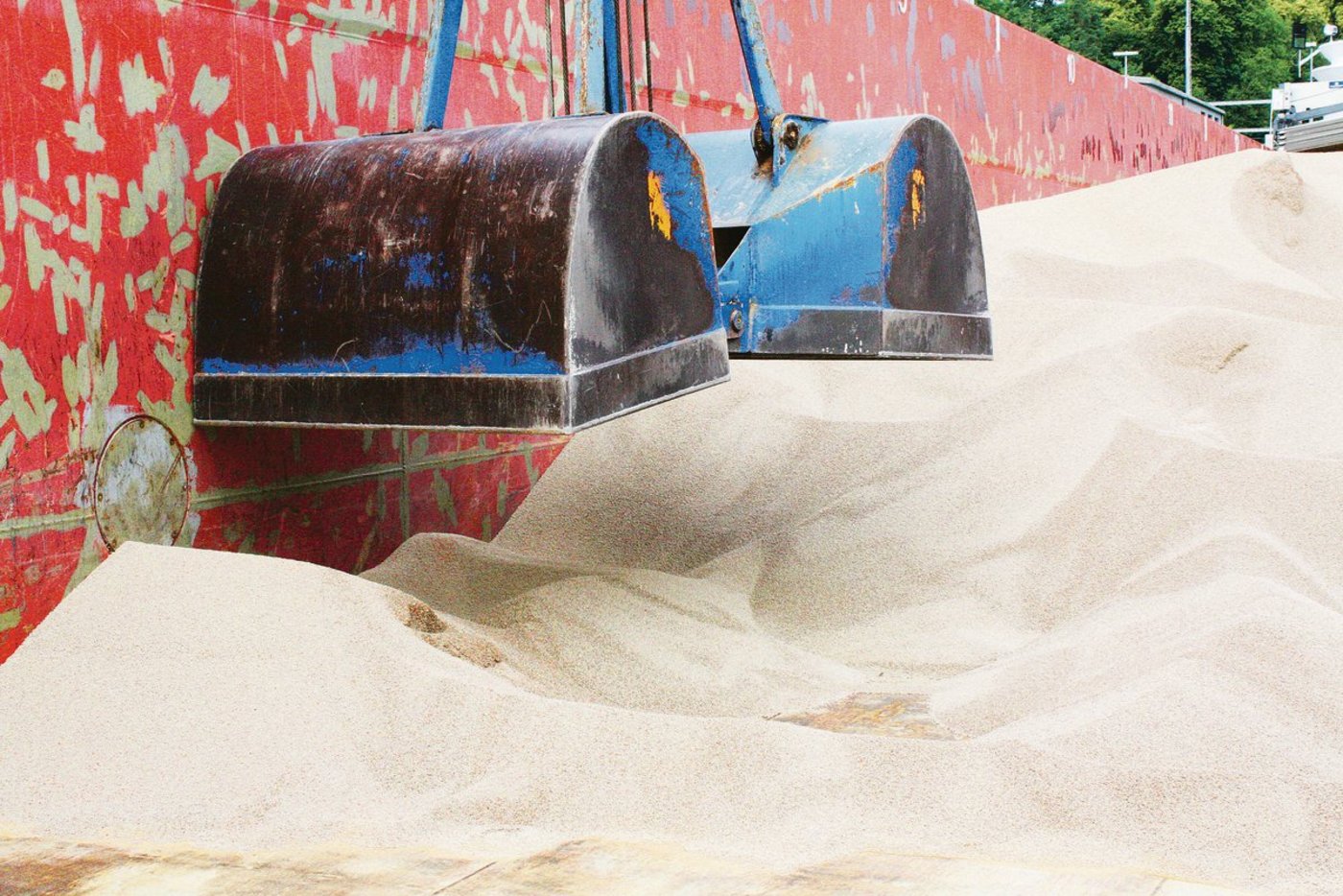 Die Preise für Stickstoff ziehen langsam an. Grund dafür ist die steigende Nachfrage in China, Indien und Brasilien. Dem tiefen Eurokurs sei Dank spüren Schweizer Landwirte noch nicht viel davon.(Bild  zVg)