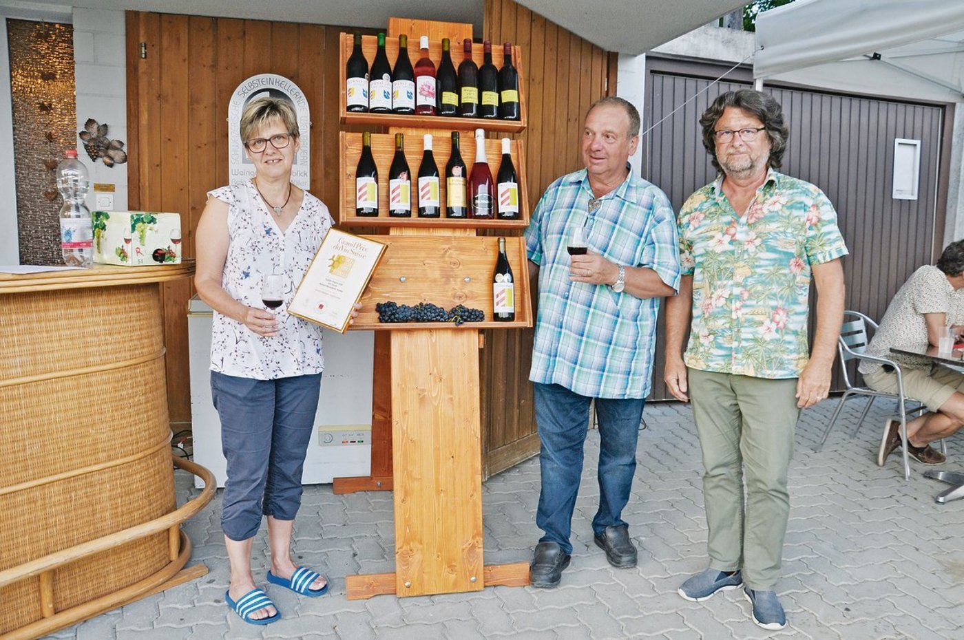 Esther und Roland Müller vom Weingut Wylandblick mit Andreas Wirth, Alt-Rebbaukommissär (rechts). Im Mittelpunkt des Abends standen die Rebsorte Regent und ihre Weine. (Bild Alexandra Stückelberger)