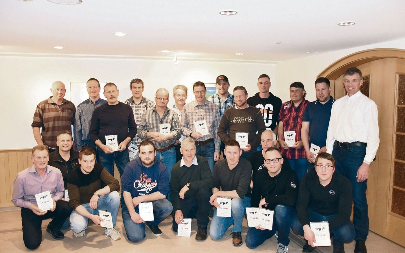 Für 32 Produzenten mit total 36 Kühen mit einer Milchleistung von 100 000 kg Milch gab es eine Plakette.