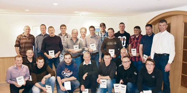 Für 32 Produzenten mit total 36 Kühen mit einer Milchleistung von 100 000 kg Milch gab es eine Plakette.