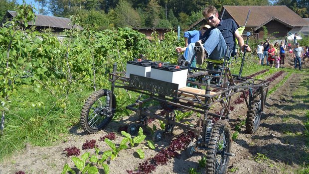 Der «Aggrozouk» besteht aus einem Trägerrahmen, an dem Werkzeuge wie Federzinken oder Käfigwalzen angebracht werden können. Der Benutzende tritt in einer halbliegenden Position in die Pedale und steuert die Richtung mit einem Griff rechts von sich. (Bild Agri Hebdo)
