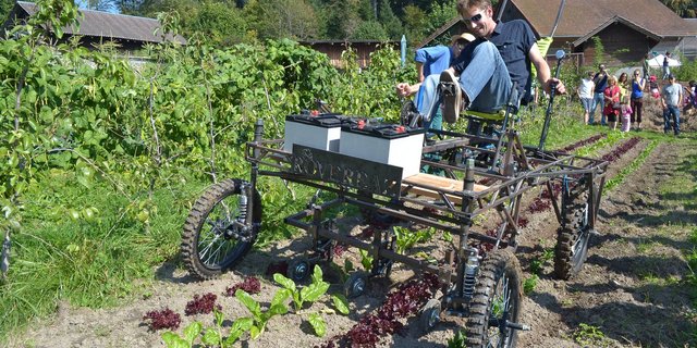 Der «Aggrozouk» besteht aus einem Trägerrahmen, an dem Werkzeuge wie Federzinken oder Käfigwalzen angebracht werden können. Der Benutzende tritt in einer halbliegenden Position in die Pedale und steuert die Richtung mit einem Griff rechts von sich. (Bild Agri Hebdo)