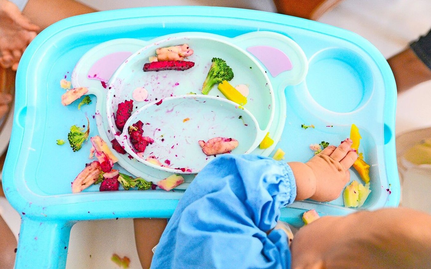 Baby Led-Weaning kann zu einem gesünderen Essverhalten führen, weil Kinder Lebensmittel von Anfang in ihrer optischen Form kennen. Wegen des Chaos am Esstisch braucht BLW etwas Nerven. 
