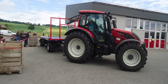 Eine knifflige Aufgabe: Rückwärts einparken mit einem Zweiachs-Anhänger. (Bild Anton Moser)