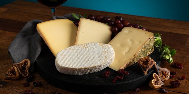 Die Natürliche Käsebox September: Nächste Woche findet der übliche Sortimentswechsel statt: Wer ab 2. September 2020 «Die Natürliche» Käsebox bestellt, erhält vier grossartige Bio Käsespezialitäten: Bio Berghof Träumli, Bio Alpeblueme Käse, Gwitter Chäs Bio und Old Swiss Bio. (Bild mooh)