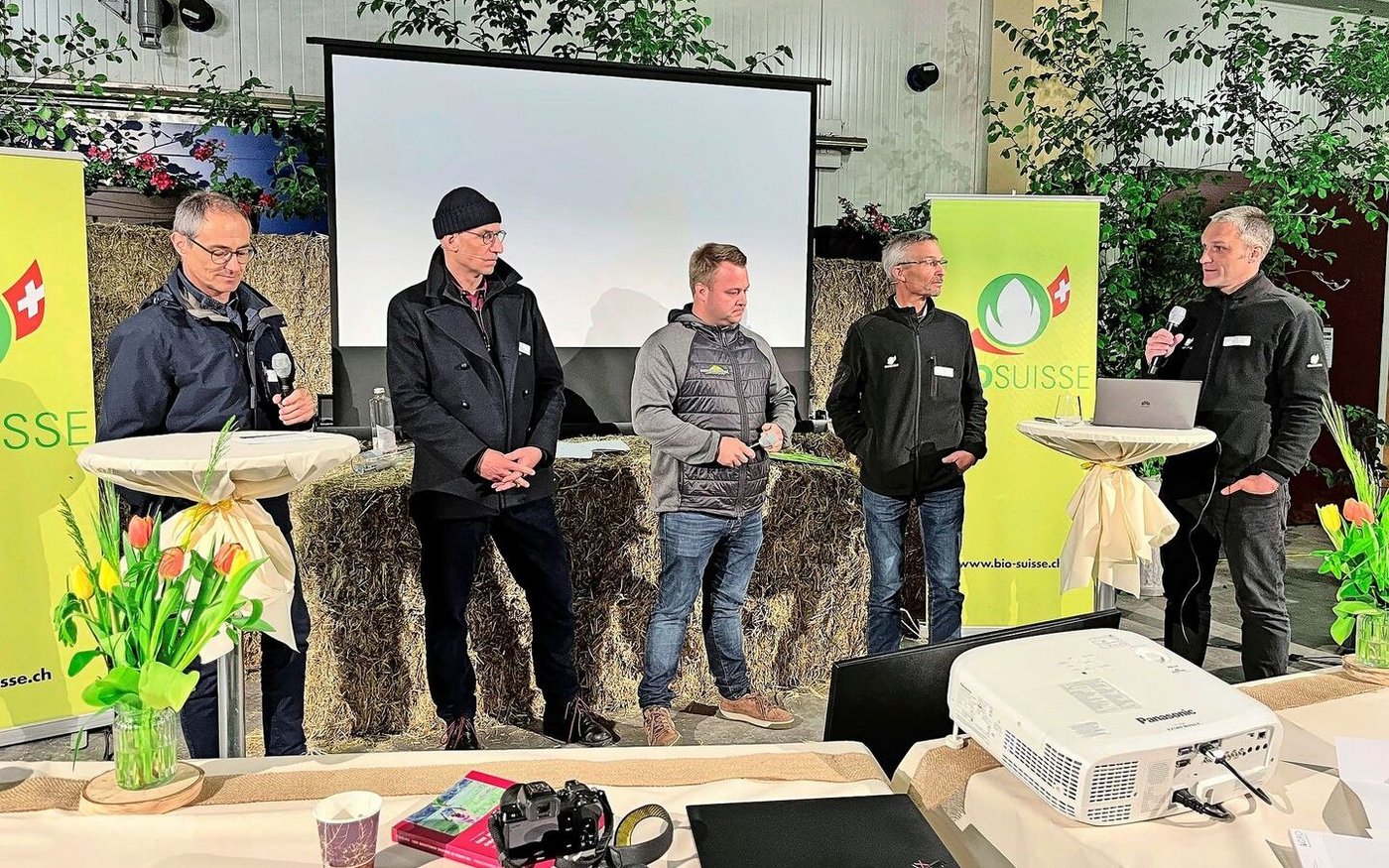 Diskutieren an der Jahresmedienkonferenz: Rolf Bernhard und Balz Strasser, beide Co-Geschäftsführer Bio Suisse, Landwirt Marc Grüter, Urs Brändli und David Herrmann, Mediensprecher des Verbandes (v. l. n. r). 