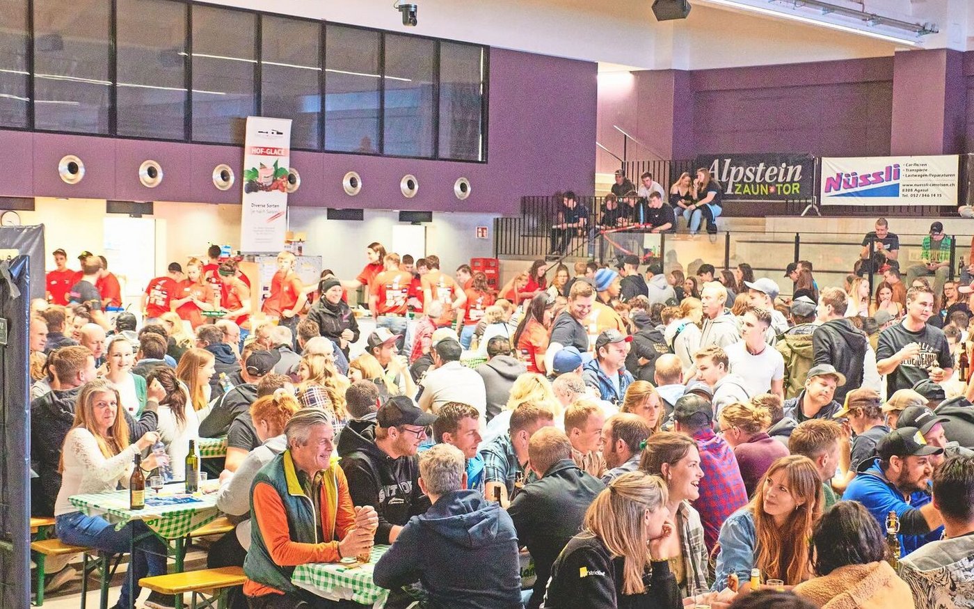 Treffpunkt und Austausch gab es für die Feiernden im gut gefüllten Forum.  