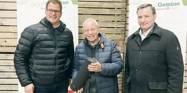 Manuel Strupler, Präsident des Verbands Gemüseproduzenten Thurgau und Schaffhausen, sein Vorgänger Hans Ott und VSGP-Präsident Werner Salzmann (v. l. n. r.). (Bild Alexandra Stückelberger)