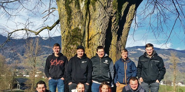 Zwei Frauen und sieben Männer aus der Zentralschweiz haben das Berufsattest Agrarpraktiker/in im Sack.(Bild zVg)