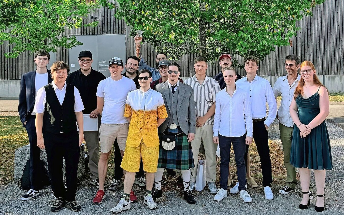 Jasmin Christen allein unter Männern: 15 Berufsleute haben aufgrund der erfolgreich bestandenen Lehrabschlussprüfung diesen Juli ihre Bierbrauer-Urkunden vom Schweizer Brauerei-Verband erhalten. 