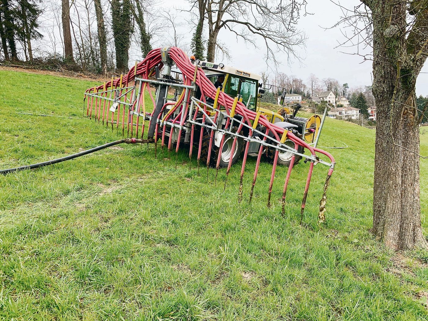 Auch in Hanglagen und um einzelne Bäume kann der Schleppschlauch zum Güllen eingesetzt werden. Sinn macht ein überbetrieblicher Einsatz der Geräte. (Bild Josef Scherer)