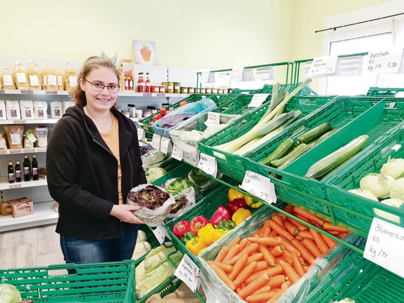 Christa Meier arbeitet sehr gerne im Hofladen von Familie Gilli. Diese Aufgabe sei eine gute Vorbereitung auf ihre Lehre bei Coop.(Bild Franziska Jurt)
