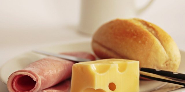 Deutsche Brotzeit mit Käse, hergestellt in der Schweiz aus Importmilch – geht gar nicht, findet die VMMO. (Bild HolgersFotografie)  