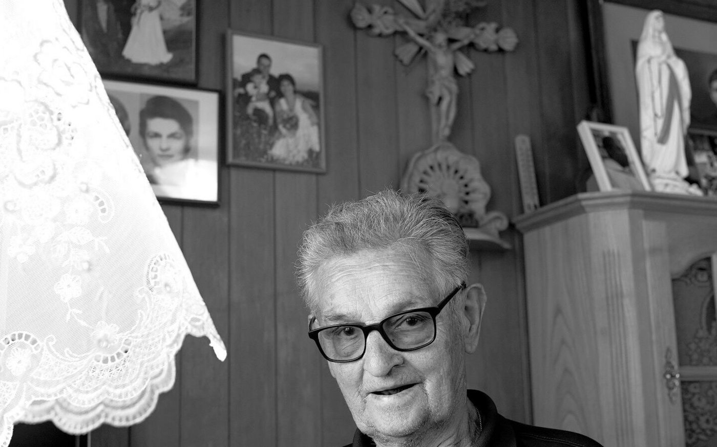 Kleine Hans, heute 80 Jahre alt, in seiner Wohnung, tausend Meter unter seinem Kreuz.