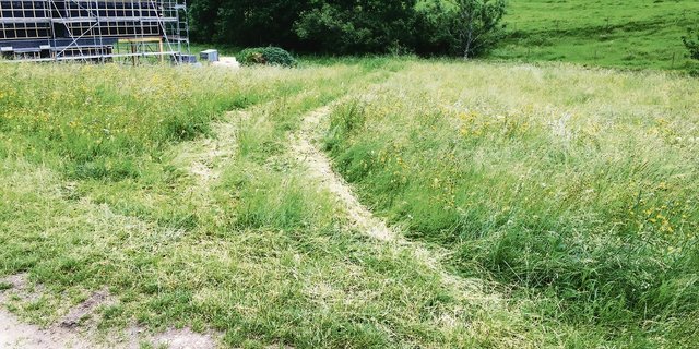 Baumaschinen durchquerten die Wiese, danach wurde sie als Lagerplatz genutzt. Umgehend das Gespräch suchen und konsequent von Anfang an den Schadenersatz einfordern, raten Experten.   (Bild zVg)