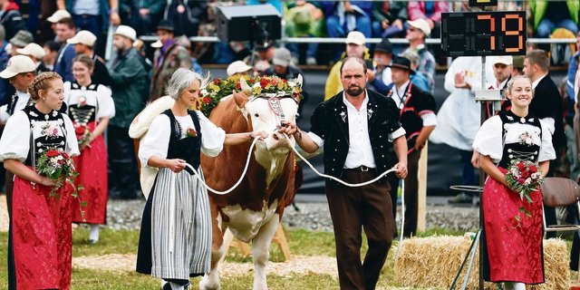 Andrea und Hansueli Aebersold aus Beatenberg BE mit ihrem Stier Araris, dem Siegerpreis am Unspunnen-Fest, beim Einmarsch in die Arena.