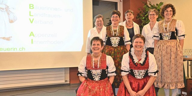 Die Vorstandsfrauen: kniend Claudia Speck, Marianne Städler; stehend Marlen Dobler, Mechtild Grubenmann, Irene Neff, Lydia Signer, Luzia Fuster (v. l. n. r.).