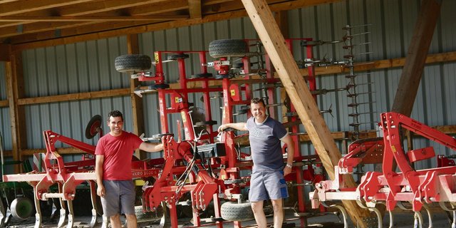 Der Sekretär Philipp Laubscher (links) und der Präsident Stefan Mathys sind sichtlich zufrieden, wie das neue Reservationssystem für die Maschinen und Geräte funktioniert. (Bild Andrea Wyss)