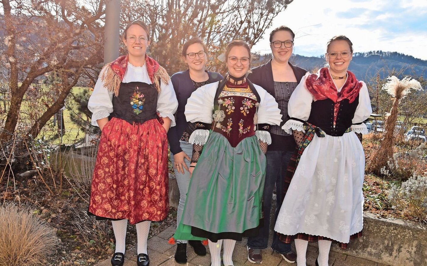 Die vier Absolventinnen aus dem Kanton Nidwalden zusammen mit der einzigen Obwaldnerin (ganz rechts im Bild).