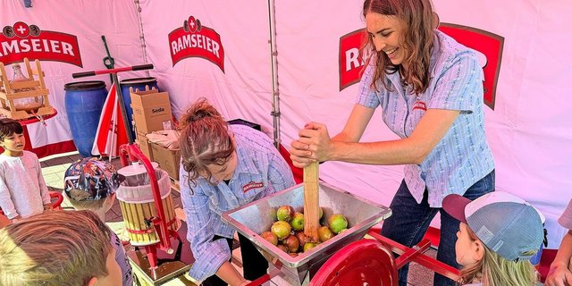 Viel Spass und Information: Mosten für Kinder am Stand von Ramseier. 