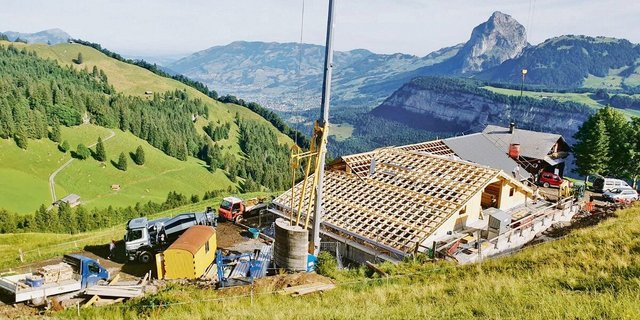 Im Frühjahr starteten die Abbrucharbeiten auf der Alp Planggstock, bis zum Alpsommer 2024 soll der neue Laufstall in Betrieb sein.