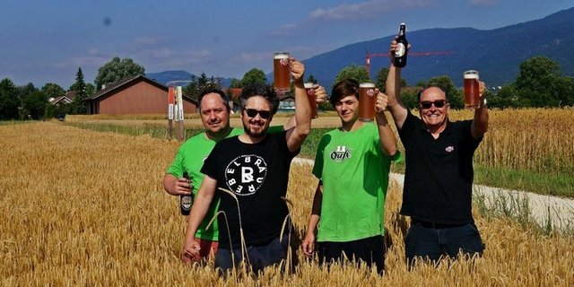 Vom Feld ins Glas: Die «Öufi»-Brauer aus Solothurn sind sichtlich stolz auf ihr hundertprozentig einheimisches Bier – gekennzeichnet mit dem Gütesiegel der IG Mittellandmalz. (Bild Moritz Künzle, Öufi-Brauerei)