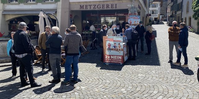 Die Freiburger Landwirte machen laut Mitteilung gute Erfahrungen mit den kantonsweiten Standaktionen. (Bild FBV)