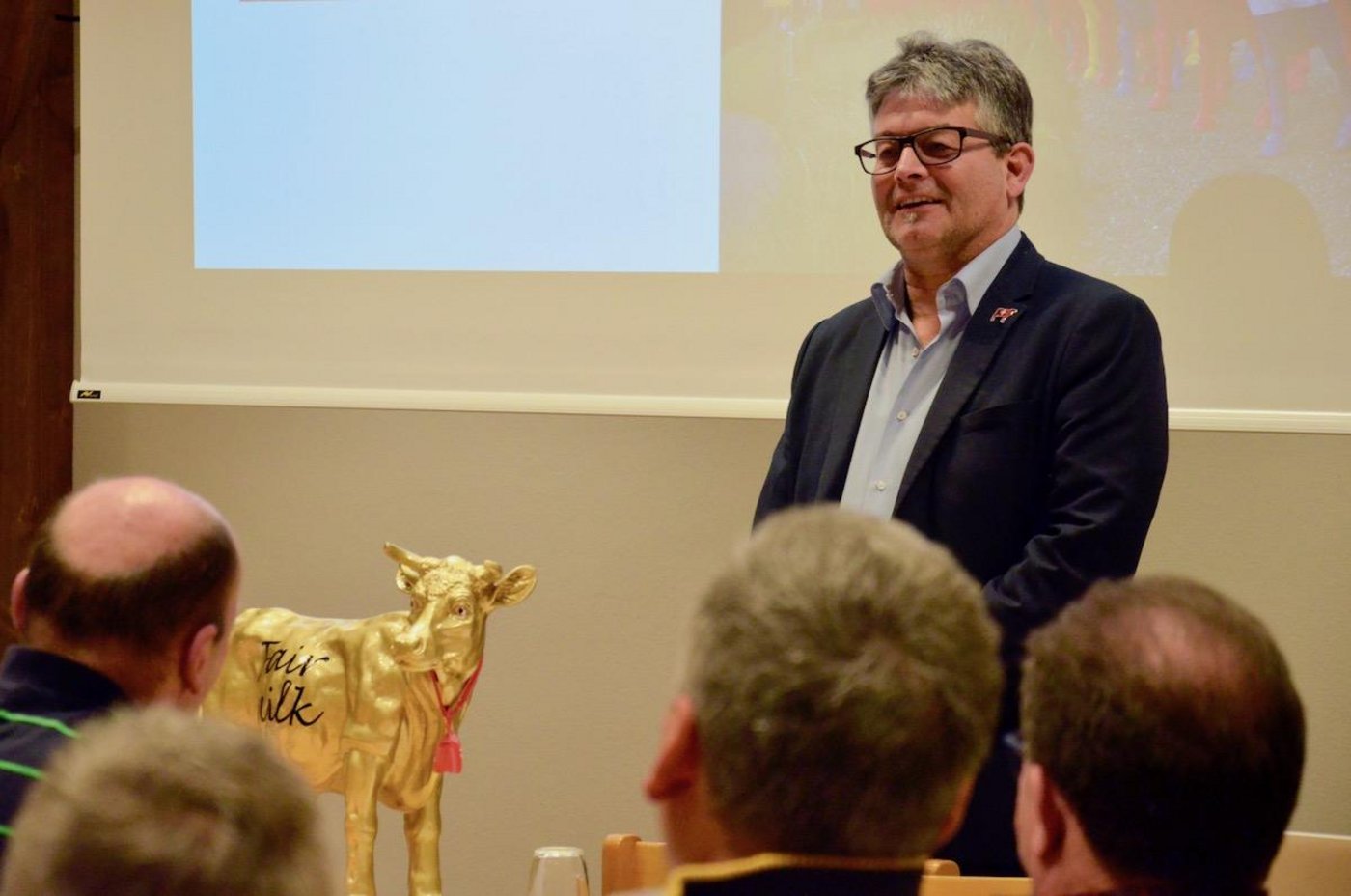 Martin Haab und die goldene Faironika. An der Jahresversammlung blickte Haab auf die letzten 15 Jahre der Big-M zurück. (Bild zVg)