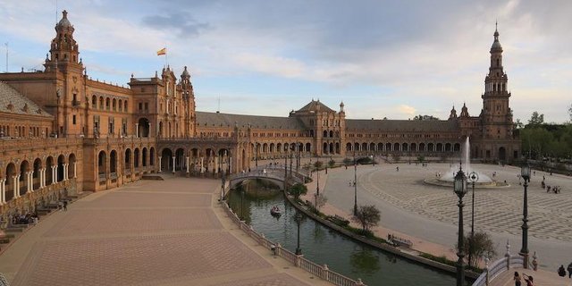 Die Plaza de España in Sevilla: Normalerweise ein Touristenmagnet, während der BauernZeitungs-Leserreise wie verlassen. (Bilder Sebastian Hagenbuch)
