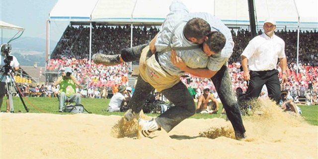 2025 steigen die Männer in Mollis in die Schwinger-Hosen. (Archivbild Simone Barth)