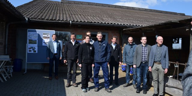 Die Referenten am Medienanlass (v.l.): Ueli Bleiker, Daniel Vetterli, Eveline und Reto Bachmann (vorne), Jérémy Favre, Christian Eggenberger, Peter Schweizer, Sebastian Menzel, Hansueli Gujer. (Bild sgi)