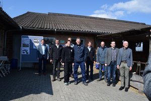 3V-Projekt: Verantwortung schafft Vertrauen in die Bauernfamilien Die Referenten am Medienanlass (v.l.): Ueli Bleiker, Daniel Vetterli, Eveline und Reto Bachmann (vorne), Jérémy Favre, Christian Eggenberger, Peter Schweizer, Sebastian Menzel, Hansueli Gujer. (Bild sgi)