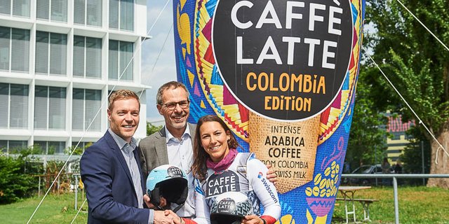 Wendy Holdener hat einen neuen Sponsor auf dem Helm: Emmi löst Electrolux ab. Das freut Marketing-Chef Thomas Morf und Marc Heim, stv. CEO der Emmi-Gruppe. (Bild zVg)