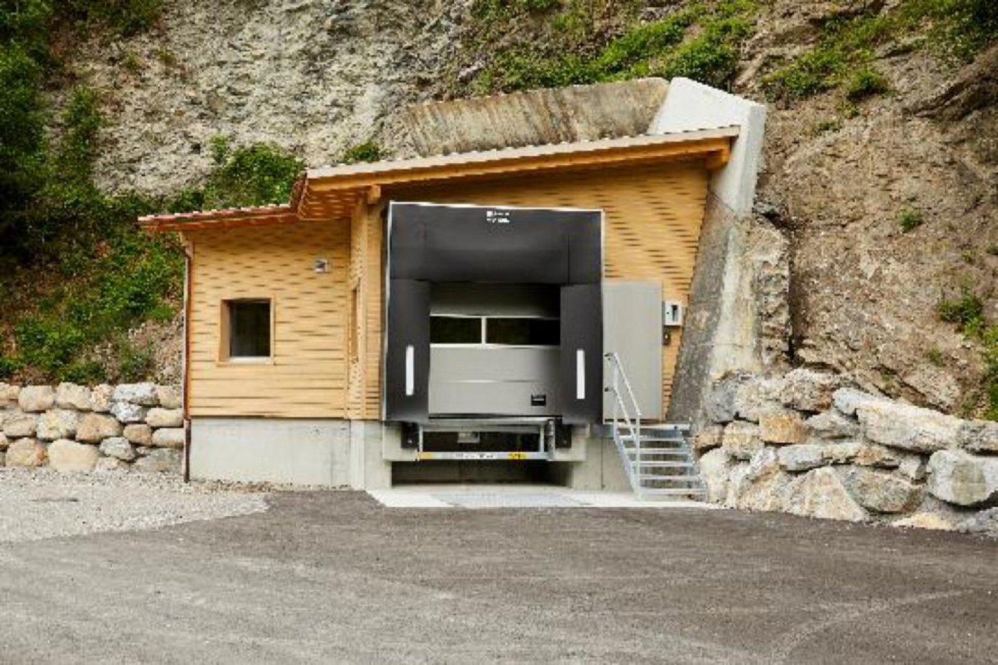 Die Anlieferung der Käselaibe für die Affinage im Berg. (Bild Tom Trachsel)