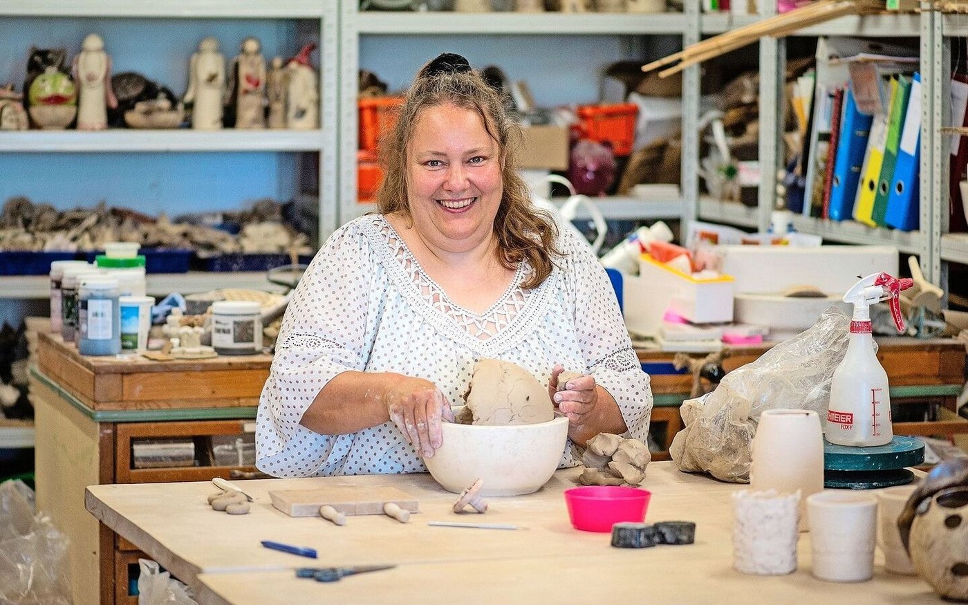Doris Häfliger in ihrem Töpferatelier. Das Töpfern ist für sie sowohl ein Betriebszweig als auch ein Ausgleich zum Alltag. Ihr ist die Töpferei sehr wichtig – es erdet sie und macht ihr Spass, ihr Können weiterzugeben.