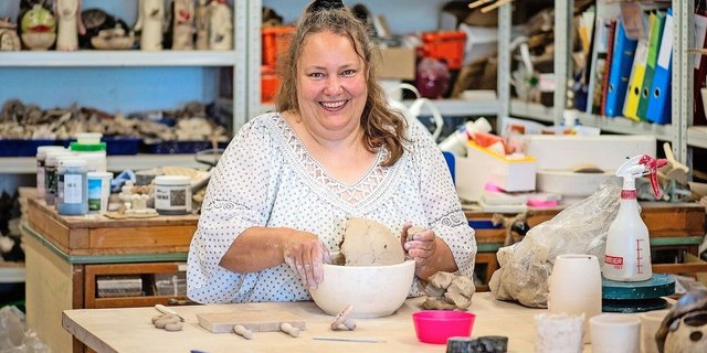 Doris Häfliger in ihrem Töpferatelier. Das Töpfern ist für sie sowohl ein Betriebszweig als auch ein Ausgleich zum Alltag. Ihr ist die Töpferei sehr wichtig – es erdet sie und macht ihr Spass, ihr Können weiterzugeben.