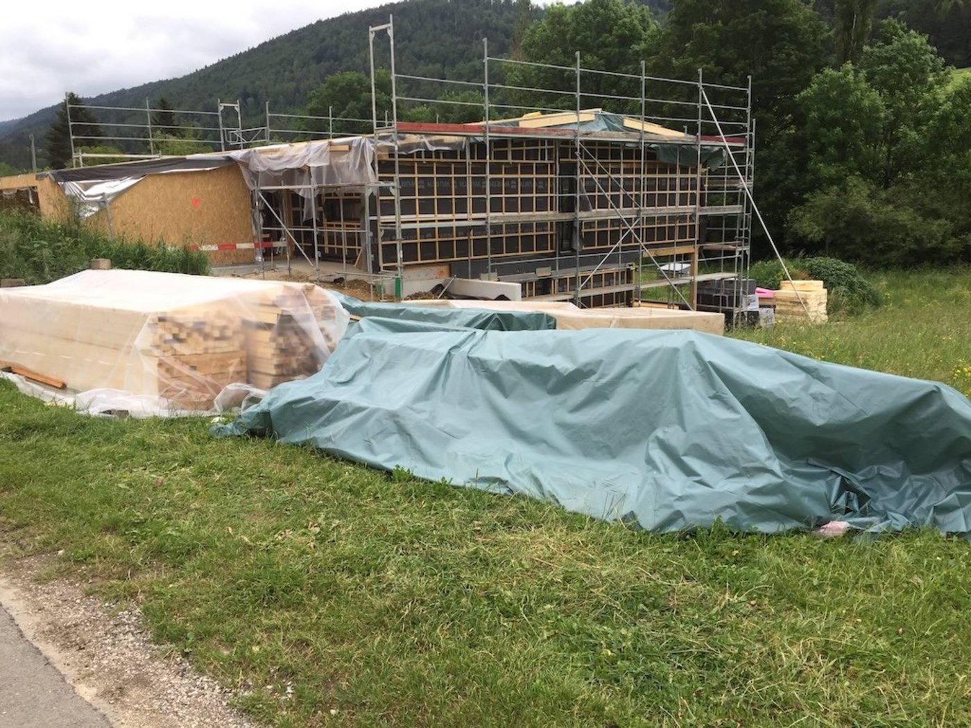 Eine angrenzende Baustelle benutzte das Wiesland von Rahel Kilchsperger als Lagerplatz. Sie kann eine Entschädigung geltend machen. (Bild zVg) 