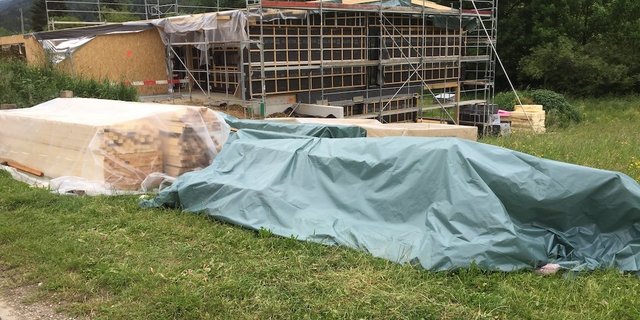 Eine angrenzende Baustelle benutzte das Wiesland von Rahel Kilchsperger als Lagerplatz. Sie kann eine Entschädigung geltend machen. (Bild zVg) 