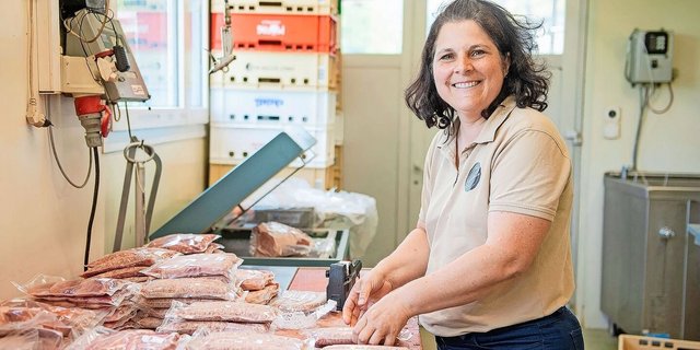 Astrid Roos ist verantwortlich für das Verpacken des Fleisches. Ihr Mann Patrik und die Angestellten zerlegen es und produzieren weitere Fleischprodukte.