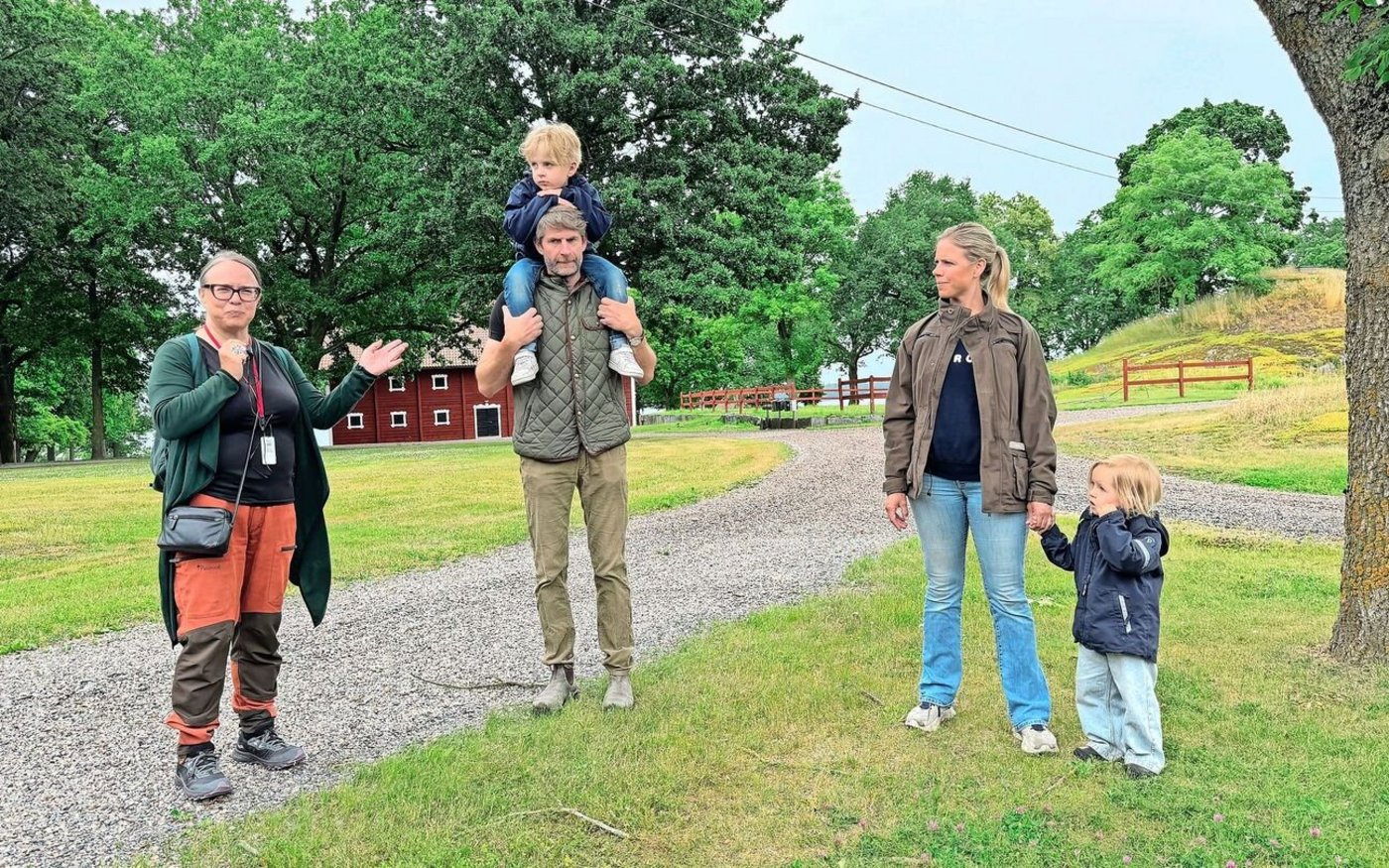 Unserer Reiseleiterin, Lena Eriksson (links), beim Übersetzen. Hier auf dem Hof von Henric und Eva Weijber (mit den beiden Hofnachfolgern).