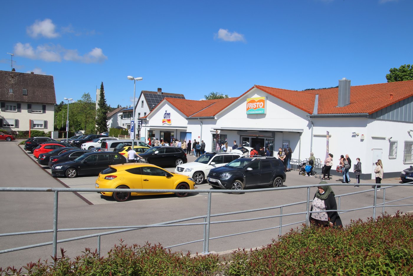 Kaum sind die Grenzen wieder offen, sind die Parkplätze vor den grenznahen Discountern wieder voll. Es dominieren Schweizer Nummerschilder. (Bilder Roland Müller)Pa