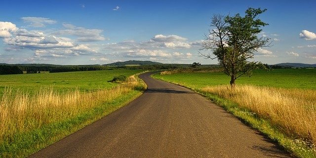 Heute finden die meisten Enteignungen im Zusammenhang mit Infrastrukturvorhaben wie z. B. Strassen statt. (Symbolbild Pixabay)